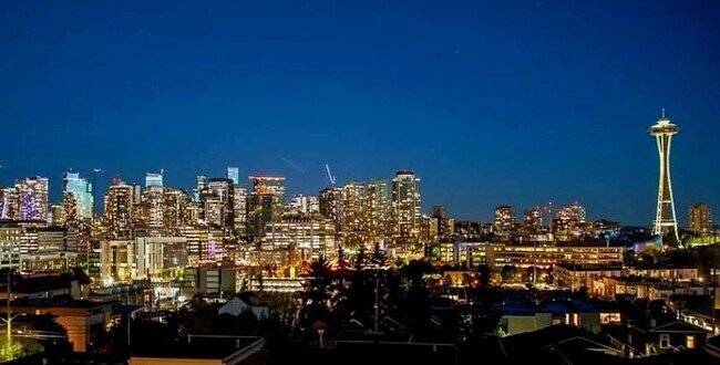 Building Photo - East Lake Town House