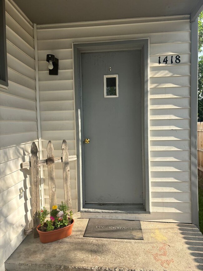 Building Photo - 1418 Phoenix Ave