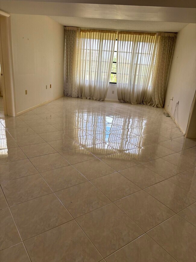 Building Photo - 6121 Balboa Cir