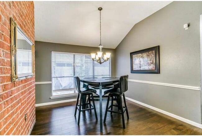 Building Photo - 2025 Sandy Knoll Dr