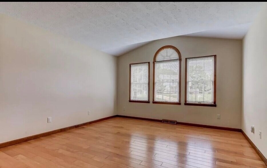 Building Photo - 3120 Kensington Dr