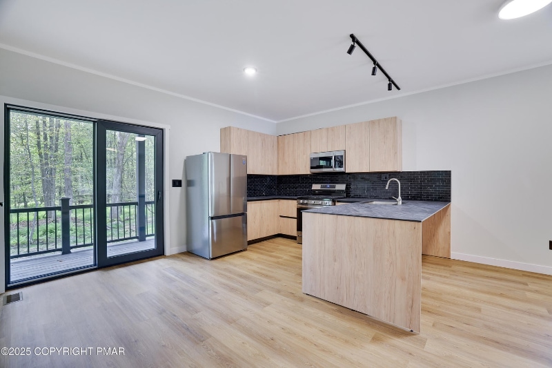 Building Photo - 1540 Lake Ln