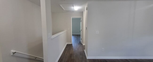 Building Photo - Spacious 2BR/2.5 Bathroom Northside Townho...