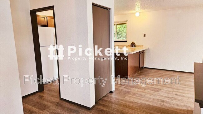 Building Photo - 4629 Beach Dr E
