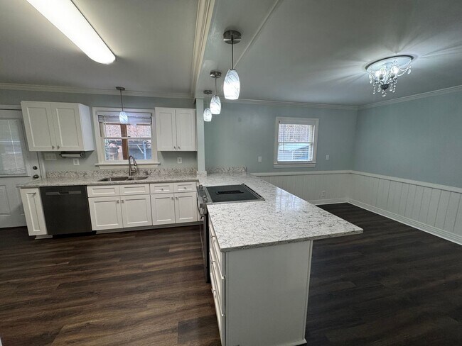 Building Photo - Cozy Home with Upgraded Finishes