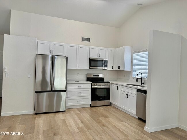 Building Photo - 613 W Rosemonte Dr