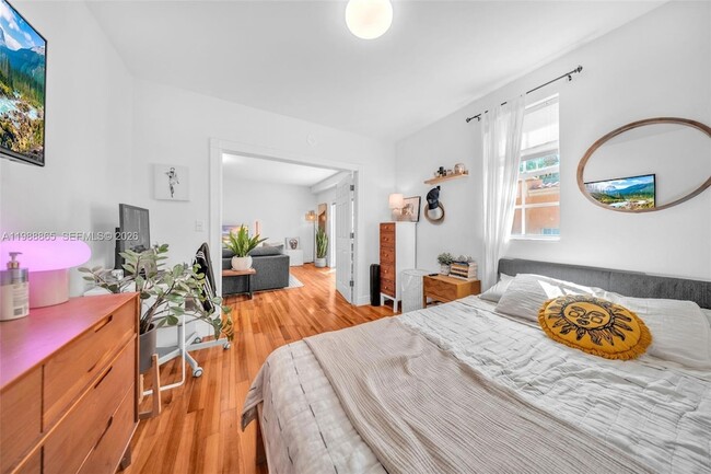 Building Photo - 1400 Salzedo St