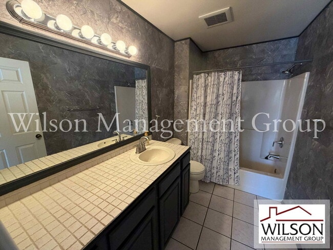 Building Photo - 1366 Valhalla St