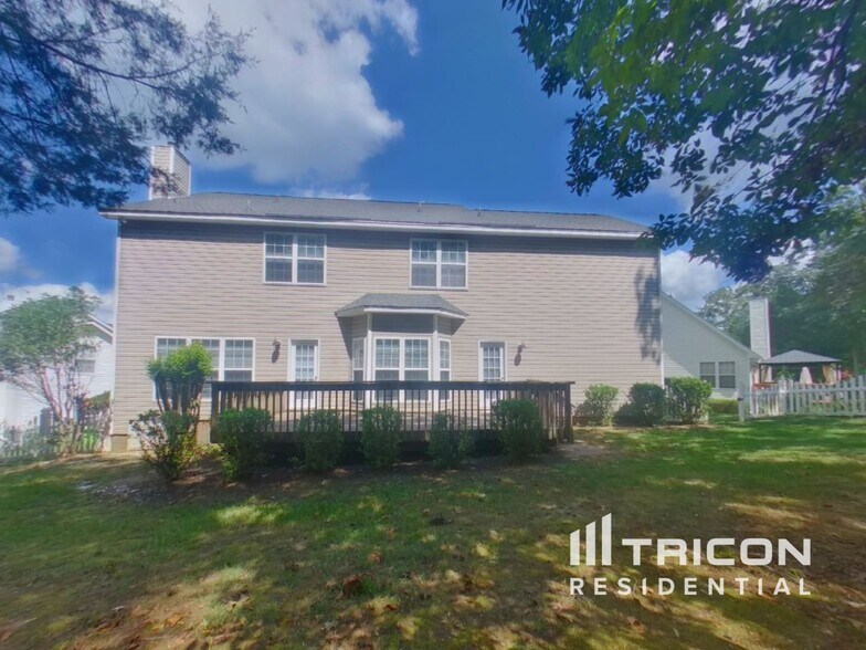 Building Photo - 621 Staffwood Dr