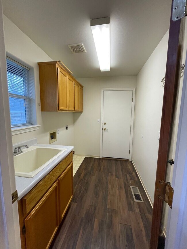 Building Photo - East Medford 3 Bedroom 2 Bathroom w/Large 2 car garage - Single Level