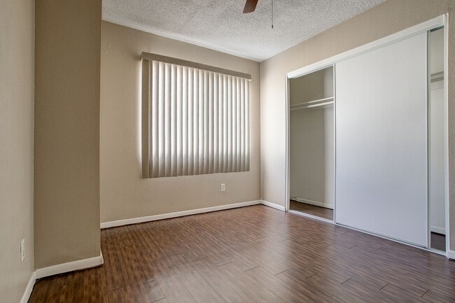 Building Photo - Wonderful Townhome centrally located.  Kit...