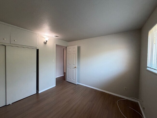 Building Photo - 1020 Taos Dr