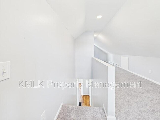 Building Photo - 1078 Lindsay Ave