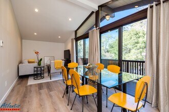 Building Photo - Stunning Penthouse | Designer Materials