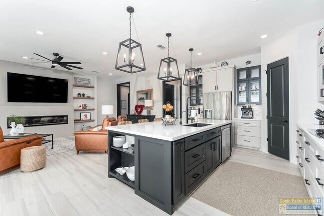 Building Photo - 100 Torrey Pines Dr