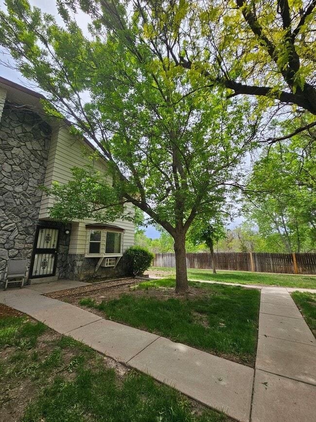 Building Photo - Serene 2 Bedroom 1 1/2 Bath Aurora Townhom...