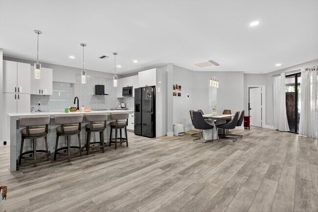 Building Photo - 11910 Glenmore Dr