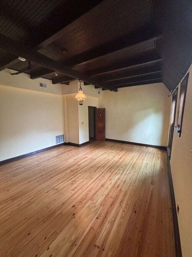 Building Photo - 325 Forest Ave