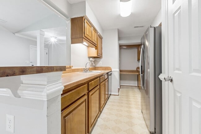 Building Photo - Move In Ready Brick Ranch in VB!