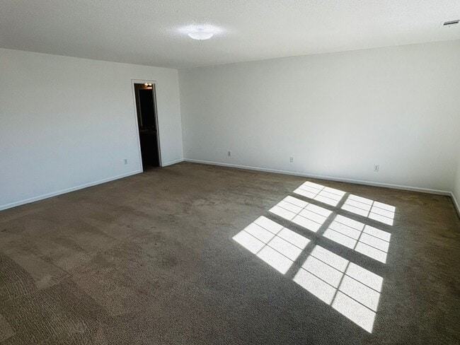 Building Photo - Now Available for Rent – Spacious 3 Bedroo...