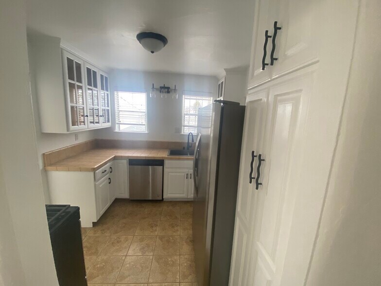 Kitchen - 2702 W 43rd Pl
