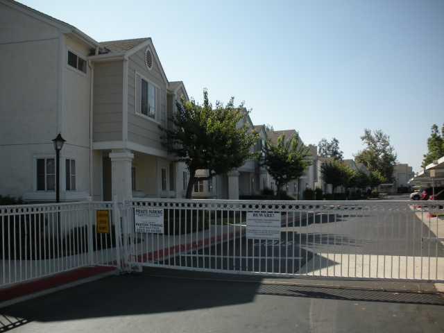 Building Photo - *MOVE IN SPECIAL!* Lovely 2 Bedroom plus den 2.5 bathroom Townhome in Gated Community