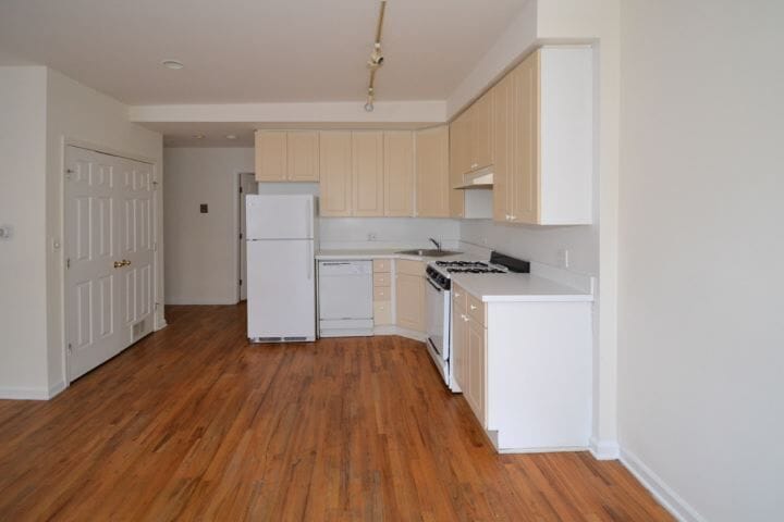 Building Photo - 922 W Dakin St