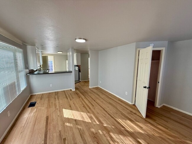 Building Photo - Remodeled 2-Bedroom