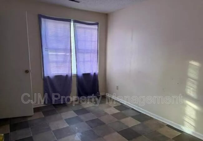 Building Photo - 569 E Main St