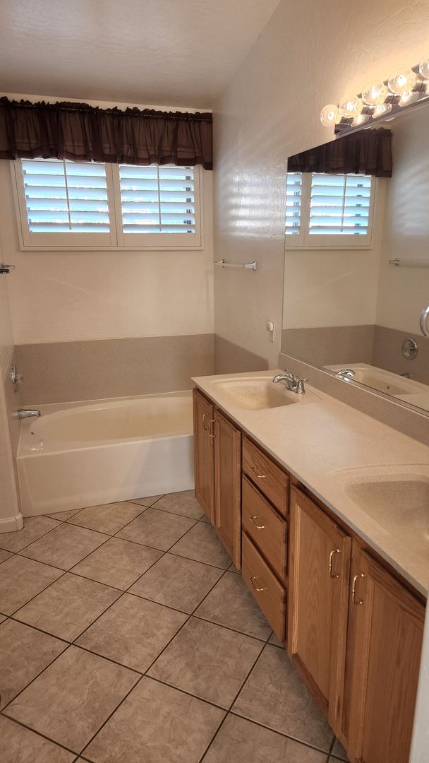 Building Photo - 3 Bedroom Home in Westbank Estates Near E ...
