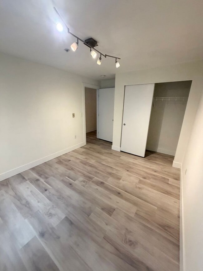 Building Photo - 1550 Eastlake Ave E