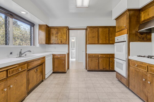 Kitchen - 10536 Whipple St