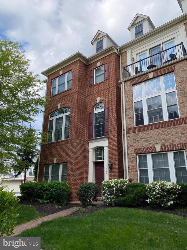 Building Photo - Bright & Spacious End-Unit Townhouse with Two-Car Garage!