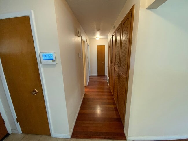 Building Photo - 3 Bedroom Single Story Home Available Near...