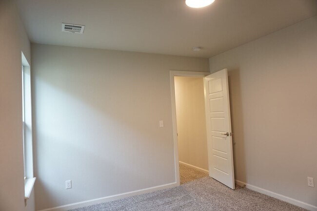 Building Photo - 3 Bedroom, 2 Bath With Office - Broken Arrow Schools