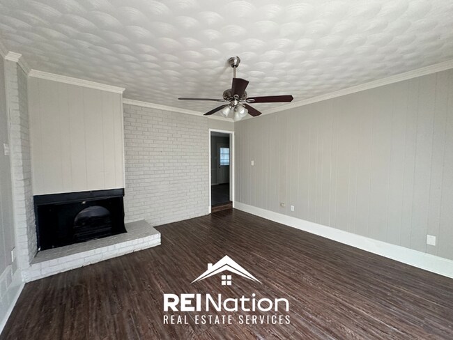 Building Photo - Spacious 4BR/2BA Memphis Rental with 2-Car Garage, Hardwood Floors & Fireplace