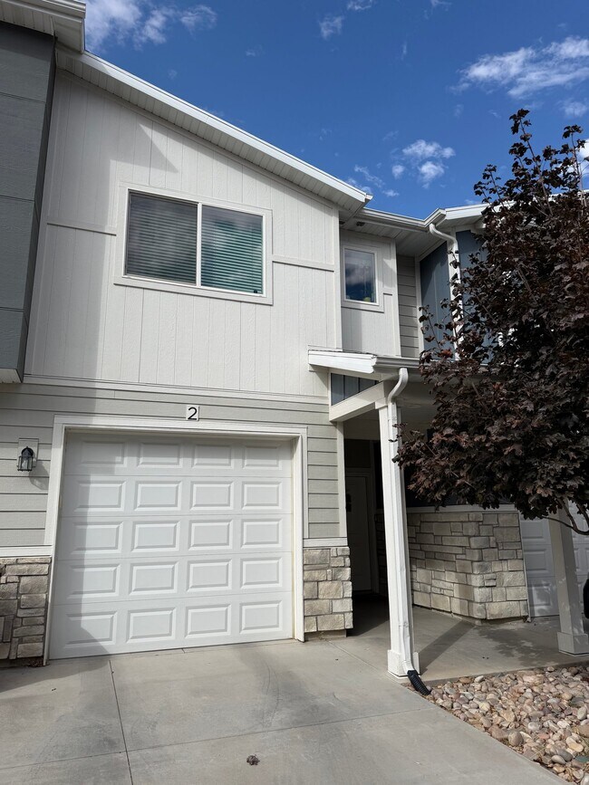 Building Photo - 382 E 1850 N