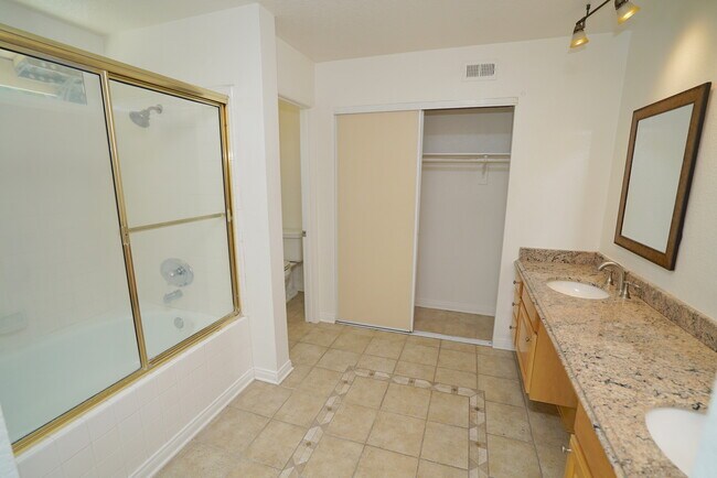 Building Photo - 4 Bedroom Rental Home in Santa Clarita.