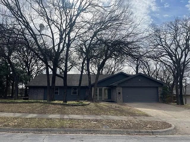 Building Photo - Room in Single Family Home on Springhill Dr