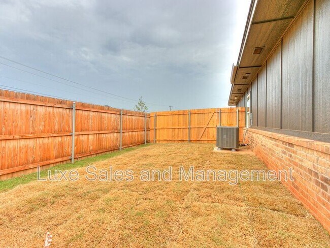Building Photo - 10908 Oak Holw Ln