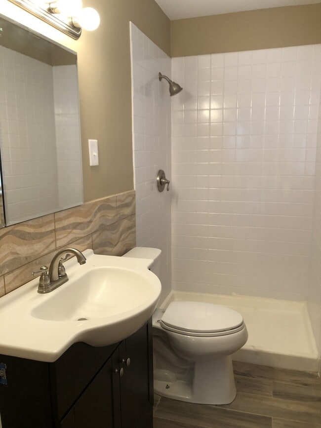 Building Photo - Convenient South Location!  3 Bedrooms / 2 Bathrooms