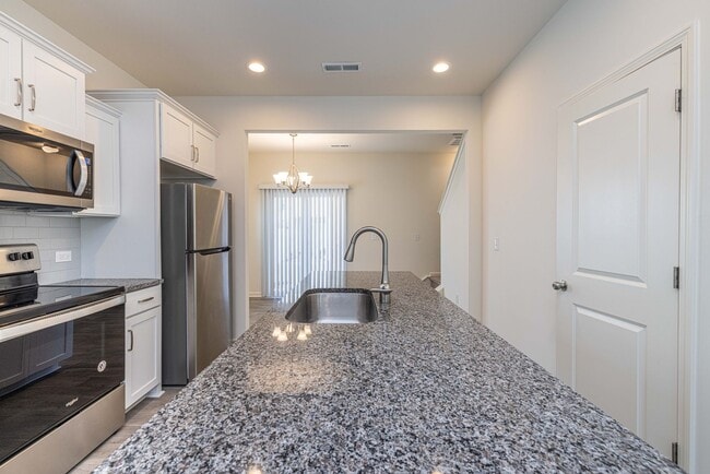 Building Photo - BEAUTIFUL 2 Bedroom/2.5 Bath Townhome in MIDLAND -AVAILABLE LATE AUGUST 2026!