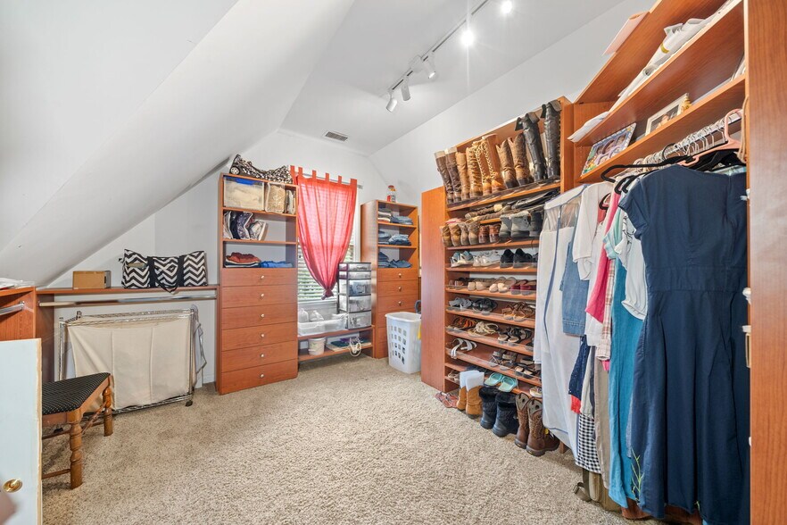 Walkin closet 2 - 600 Lyndhurst Cir