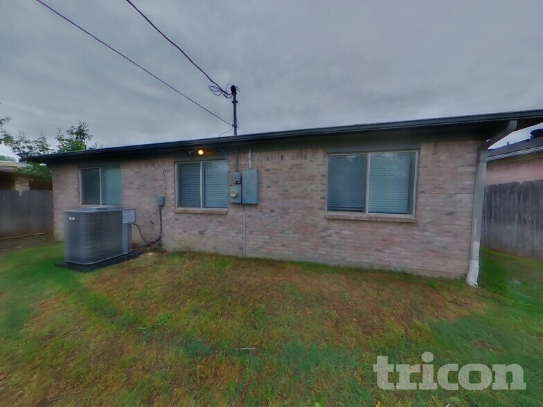Building Photo - 916 Ashmount Ln