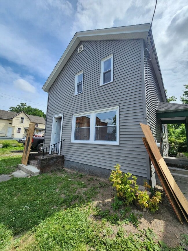 Primary Photo - Five Bedroom Single Family Home!