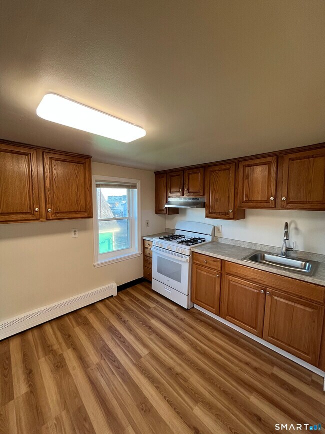 Building Photo - 6 Pleasant St