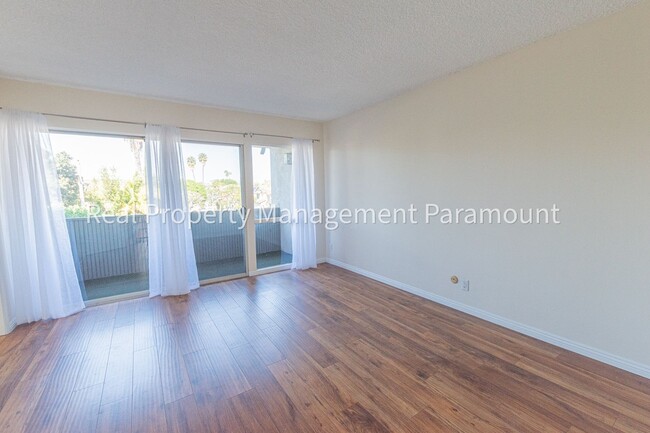 Building Photo - Spacious townhouse in LA