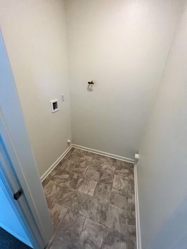 Building Photo - 5 Bedroom home with FULL MOTHER IN LAW SUI...