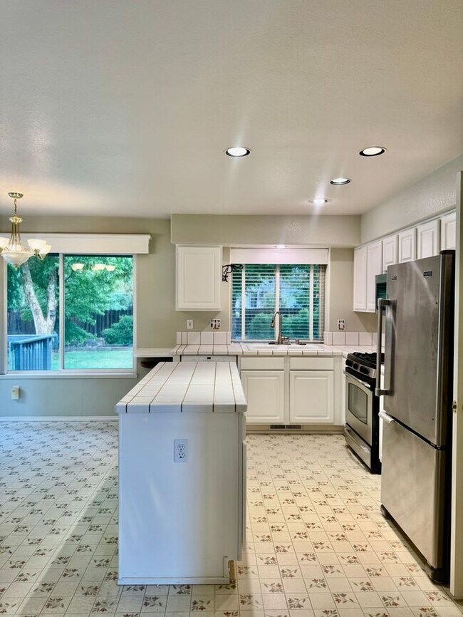 Building Photo - Spacious 3 Bed + Office | 3 Bath | 3-Car G...
