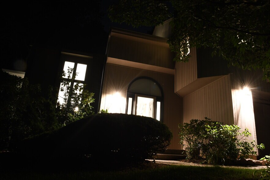 Building Photo - 38 Robinhood Dr